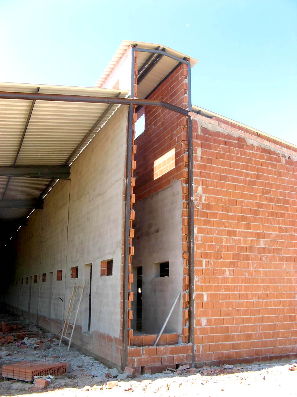 Granjas porcinas de materiales baratos, construida con estructura metálica en cubierta y paredes de termoarcilla.