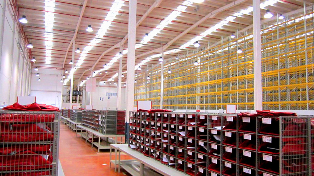 Vista del aspecto de la zona de distribución del almacén, con estanterías a la derecha.