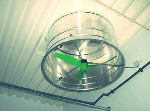 Ventilador situado en las chimeneas para realizar la ventilación por extracción.